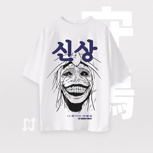 Camiseta blanca oversize inspirado en el Anime y Manga de Solo Leveling. Diseño original con artes impresos en DTF