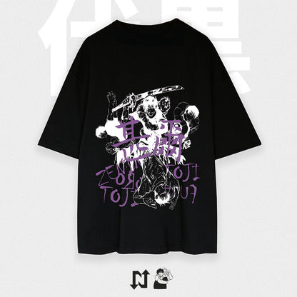 Camiseta negra oversize inspirada en el chambeador Toji Fushiguro del anime y manga de Jujutsu Kaisen. Cómoda, suave al tacto y de alta calidad